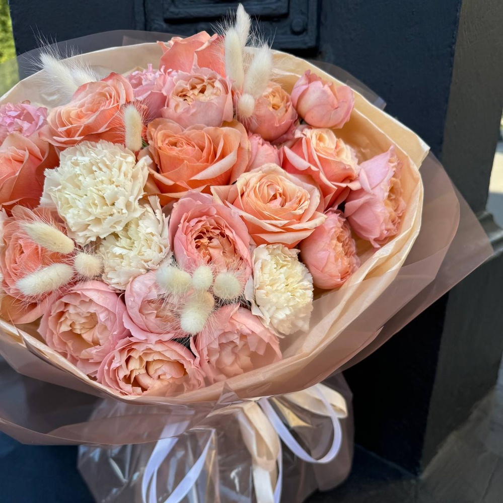 Богемная Мюзетта: кустовые и пионовидные розы с диантусами и сухоцветами