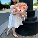 Богемная Мюзетта: пионовидные розы и кустовые розы с сухоцветами в воздушной упаковке - Фотография 6