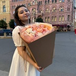 Богемная Мюзетта: пионовидные розы и кустовые розы с сухоцветами в воздушной упаковке - Фотография 7