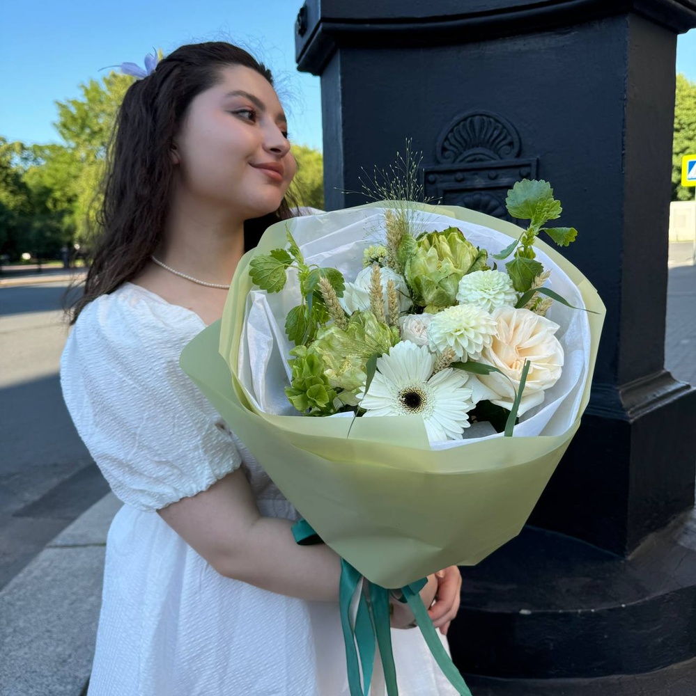 Лючия Лемурмур: букет с зелеными и белыми розами, в сочетании с другими цветами в воздушной упаковке напоминающей гамму Мариинского театра