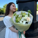 Лючия Лемурмур: букет с зелеными и белыми розами, в сочетании с другими цветами в воздушной упаковке напоминающей гамму Мариинского театра - Фотография 1