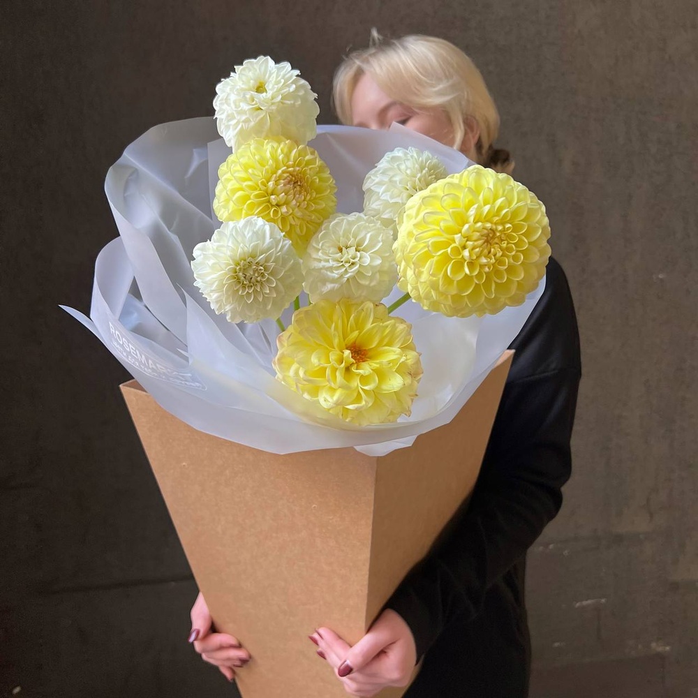 Желтые помпоны черлидеров: микс из георгинов