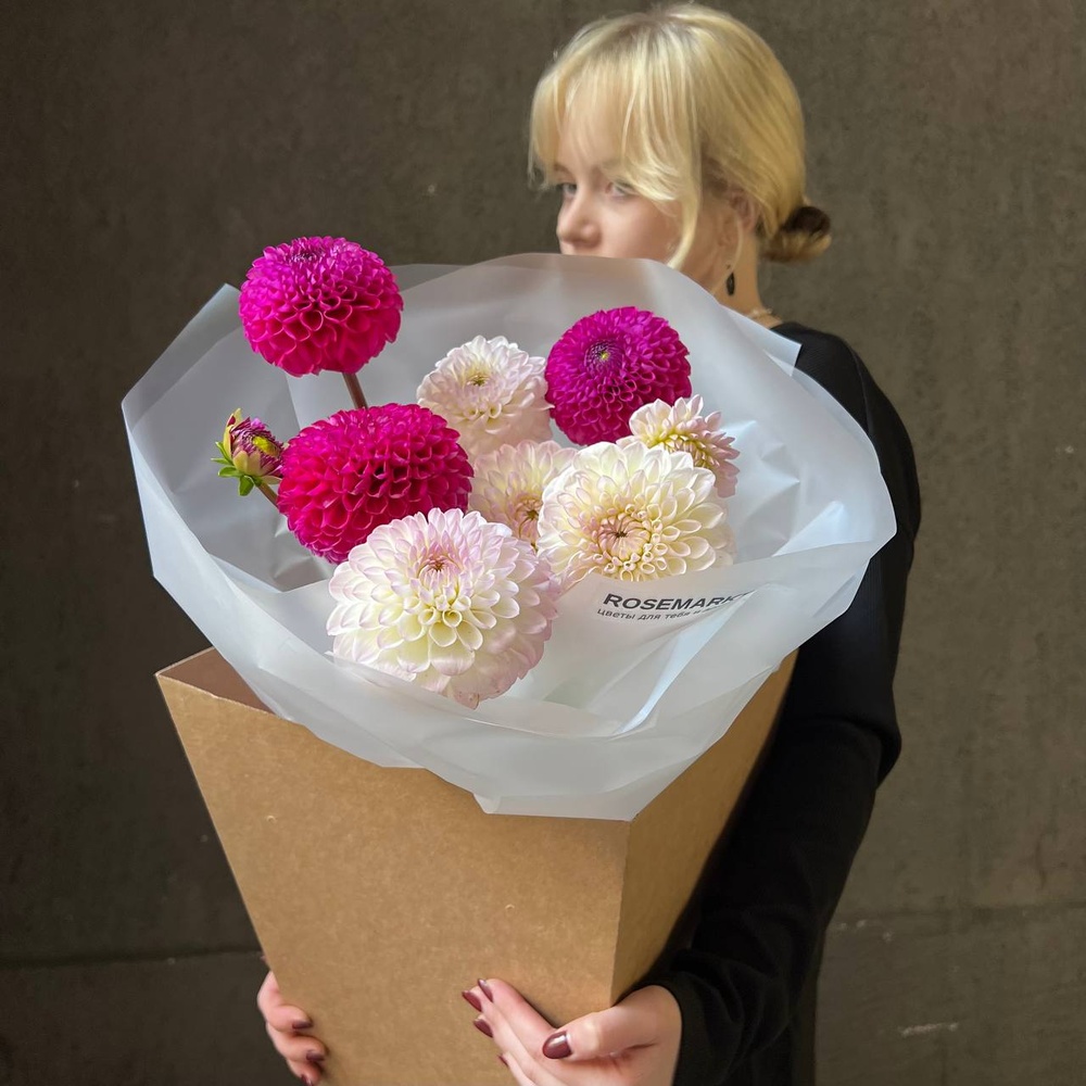 Разноцветные помпоны черлидеров: микс из георгинов