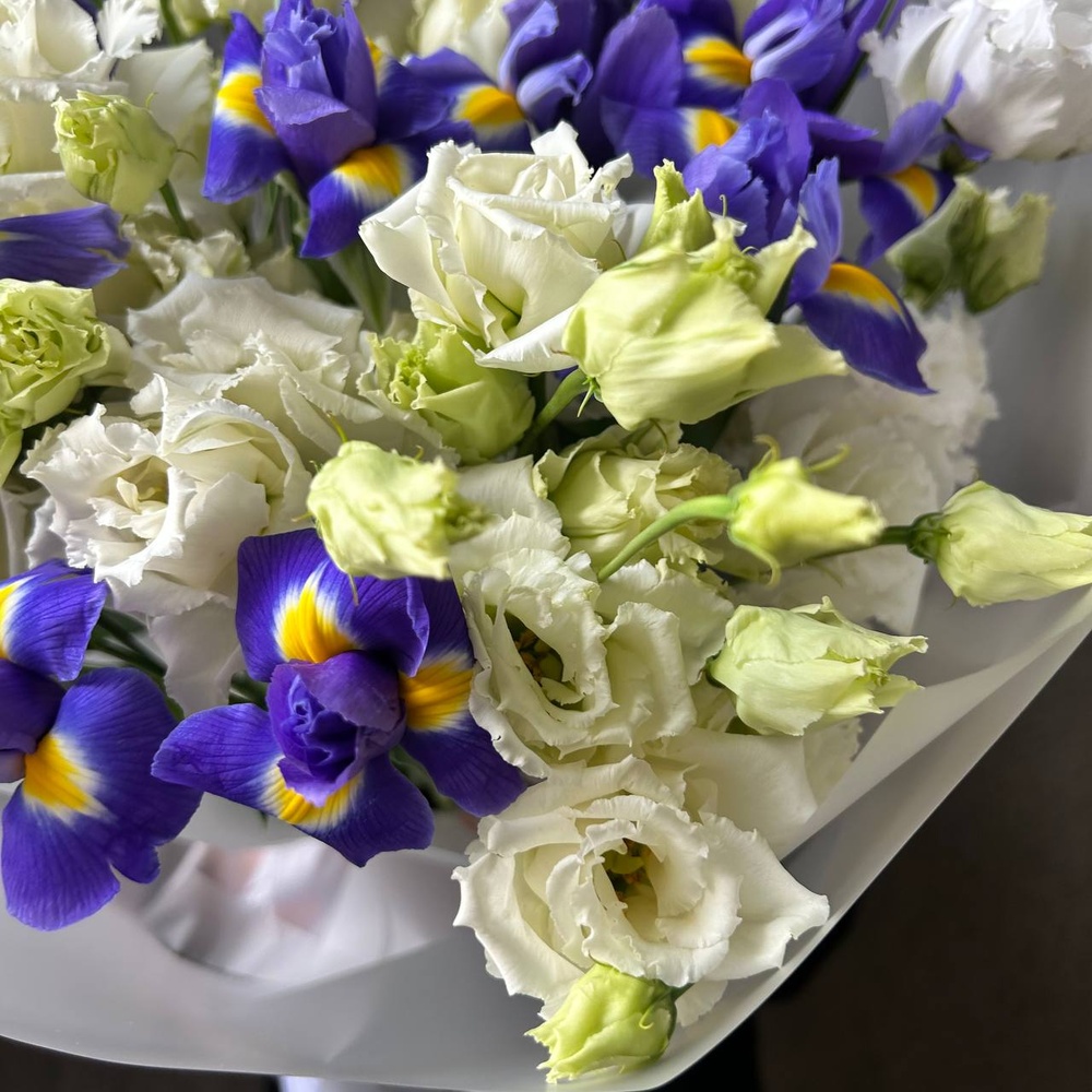 Чудо любви: ирисы синие и белые лизиантусы с аквабоксом и коробкой-переноской