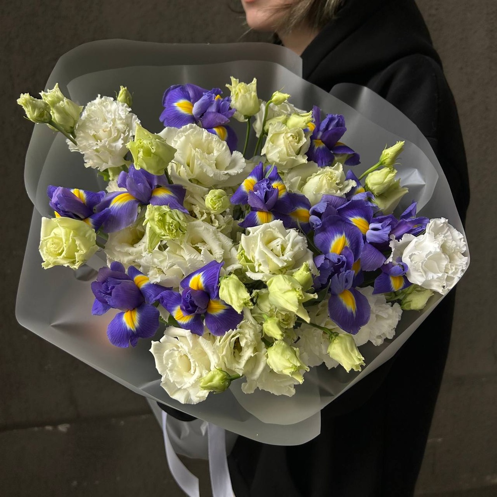 Чудо любви: ирисы синие и белые лизиантусы с аквабоксом и коробкой-переноской