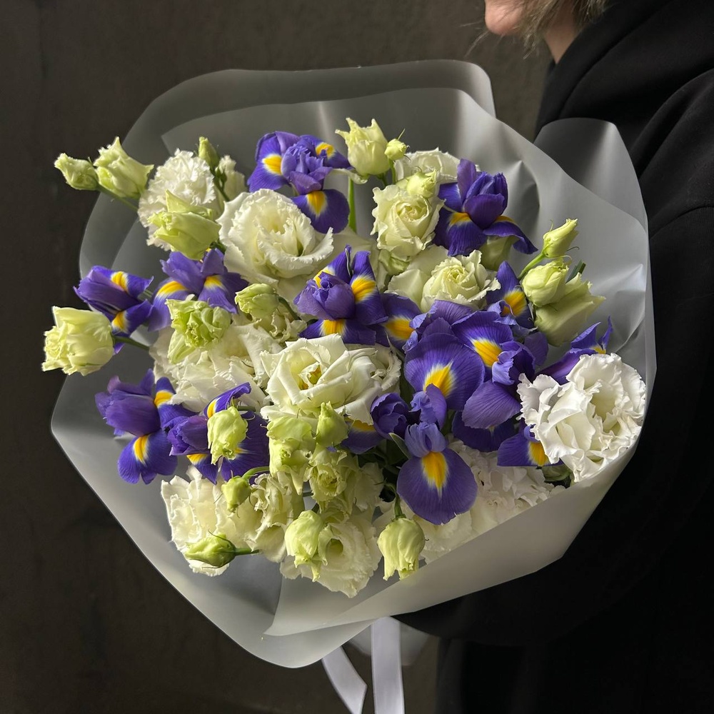 Чудо любви: ирисы синие и белые лизиантусы с аквабоксом и коробкой-переноской