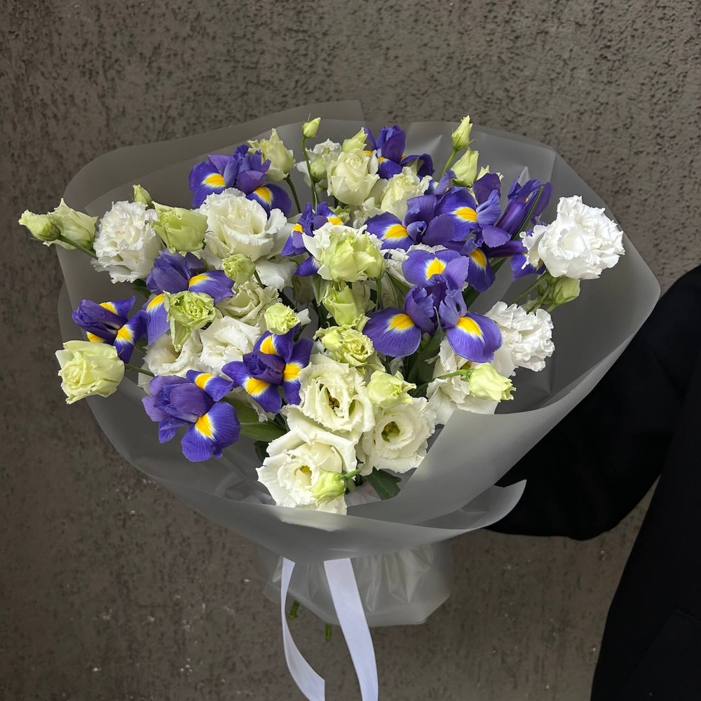 Чудо любви: ирисы синие и белые лизиантусы с аквабоксом и коробкой-переноской