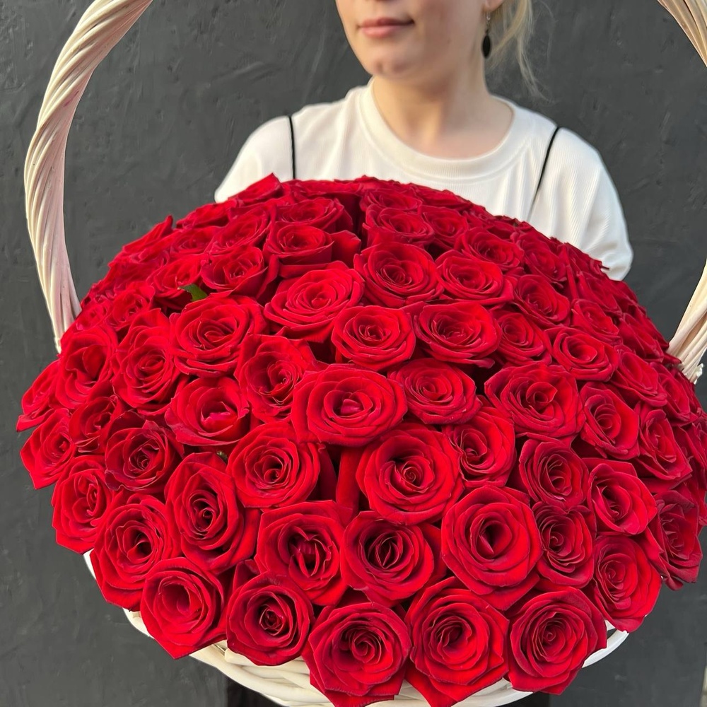 101 красная роза в корзине