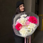 Призрак оперы: пионовидные розы и нежные ромашки в стильной упаковке для нежного образа - Фотография 1