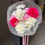 Призрак оперы: пионовидные розы и нежные ромашки в стильной упаковке для нежного образа - Фотография 3