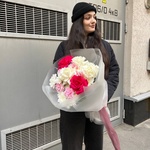 Призрак оперы: пионовидные розы и нежные ромашки в стильной упаковке для нежного образа - Фотография 4