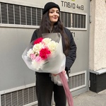 Призрак оперы: пионовидные розы и нежные ромашки в стильной упаковке для нежного образа - Фотография 5