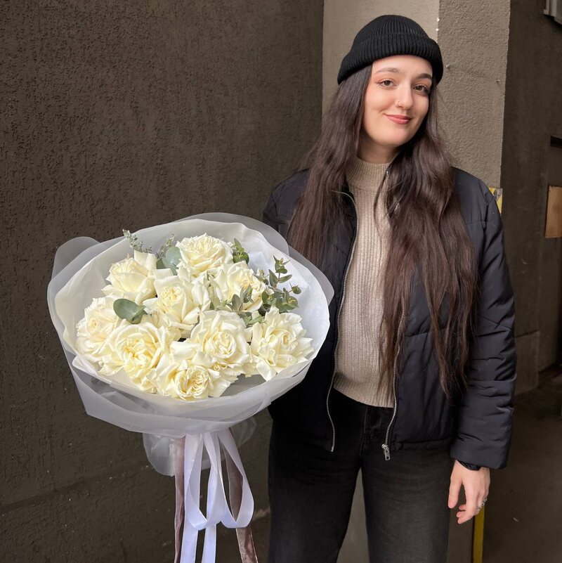 Одетта: букет с шикарными розами в воздушной упаковке + аквабокс и коробка-переноска