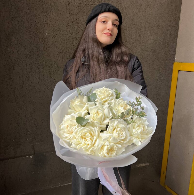 Одетта: букет с шикарными розами в воздушной упаковке + аквабокс и коробка-переноска