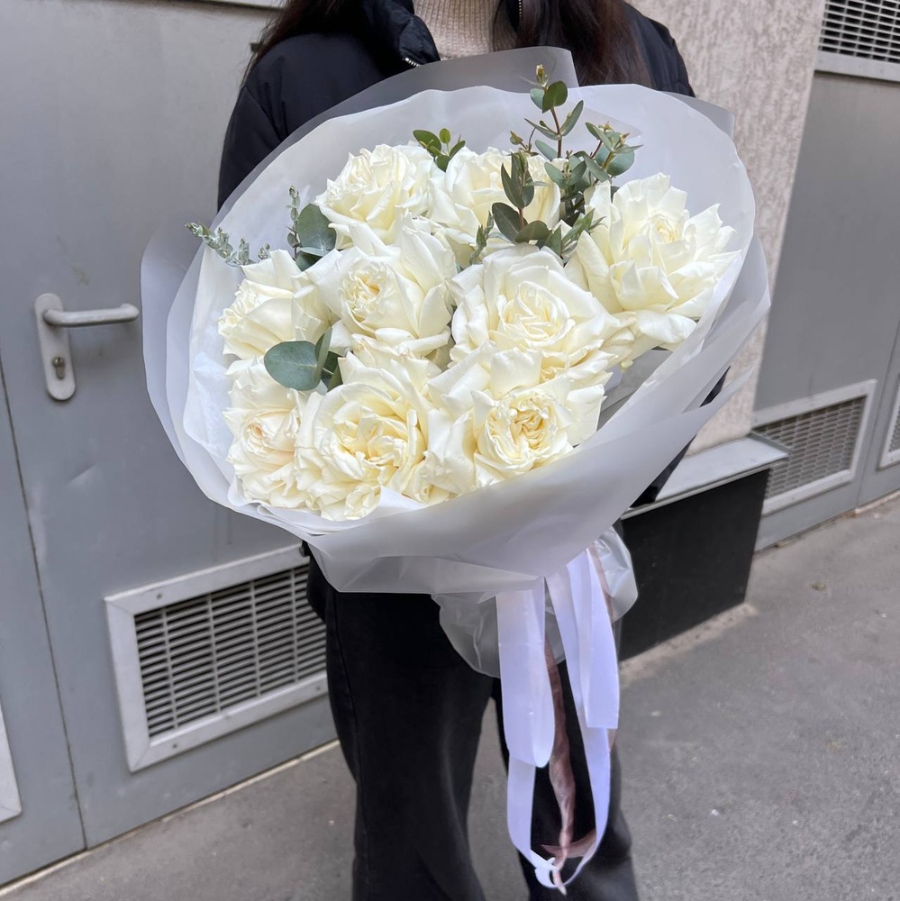 Одетта: букет с шикарными розами в воздушной упаковке + аквабокс и коробка-переноска