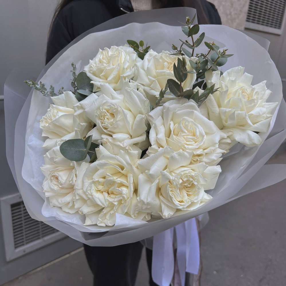 Одетта: букет с шикарными розами в воздушной упаковке + аквабокс и коробка-переноска