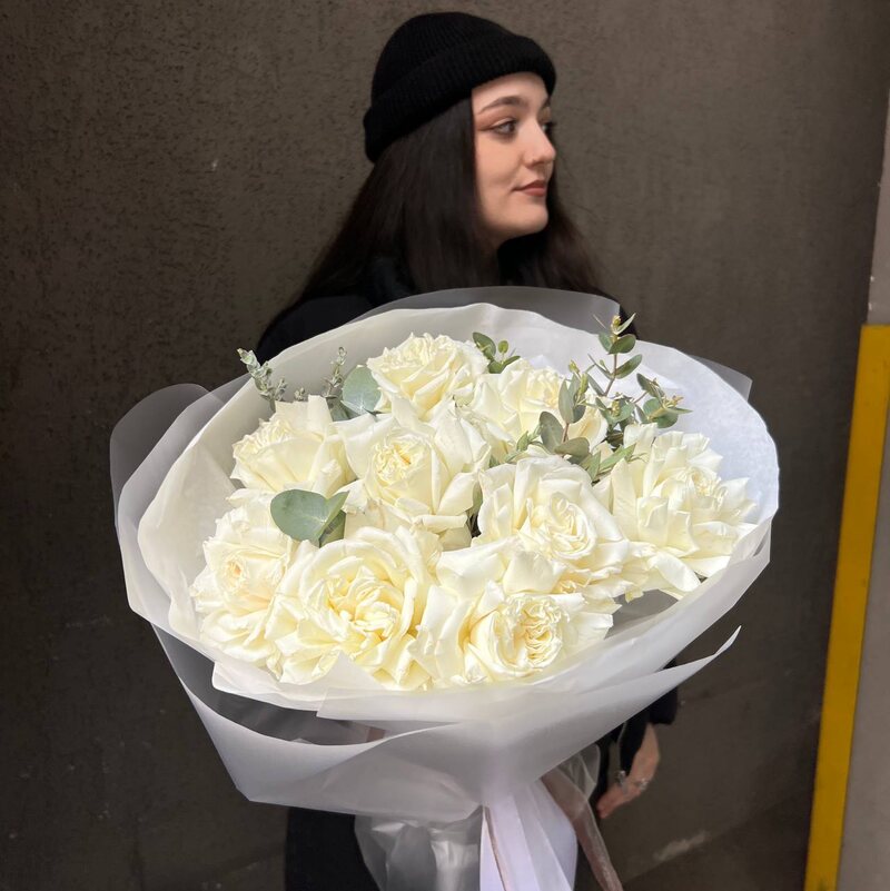 Одетта: букет с шикарными розами в воздушной упаковке + аквабокс и коробка-переноска