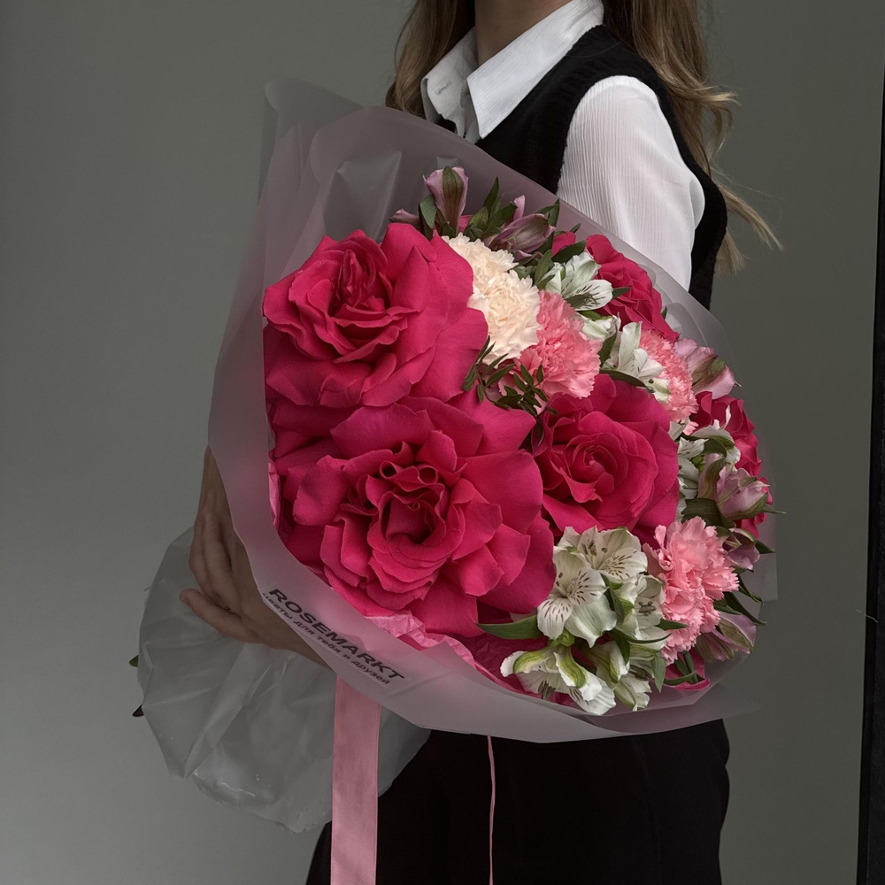 Букет «Малиновый пиджак» с доставкой в офис + аквабокс и коробка-переноска 