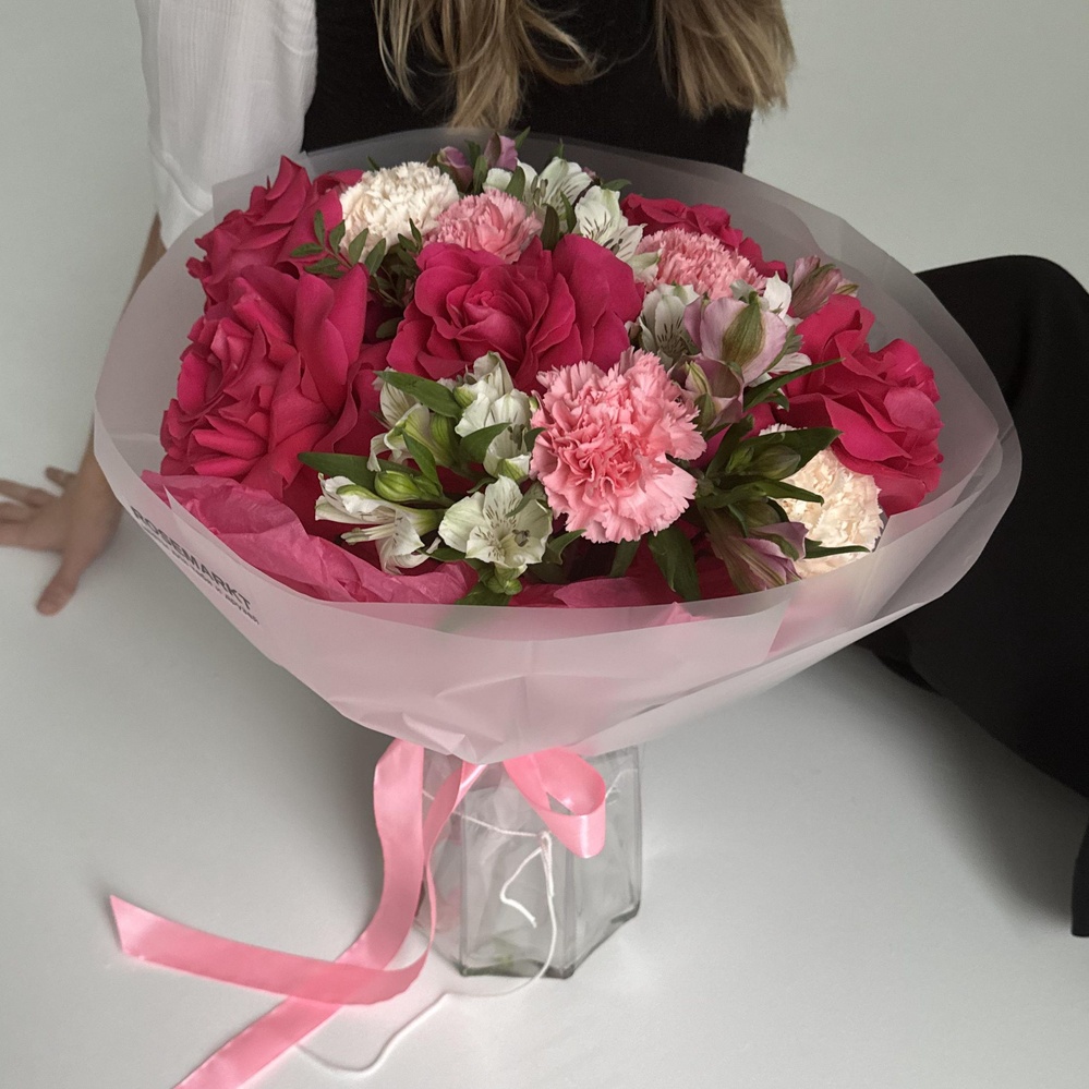 Букет «Малиновый пиджак» с доставкой в офис + аквабокс и коробка-переноска 