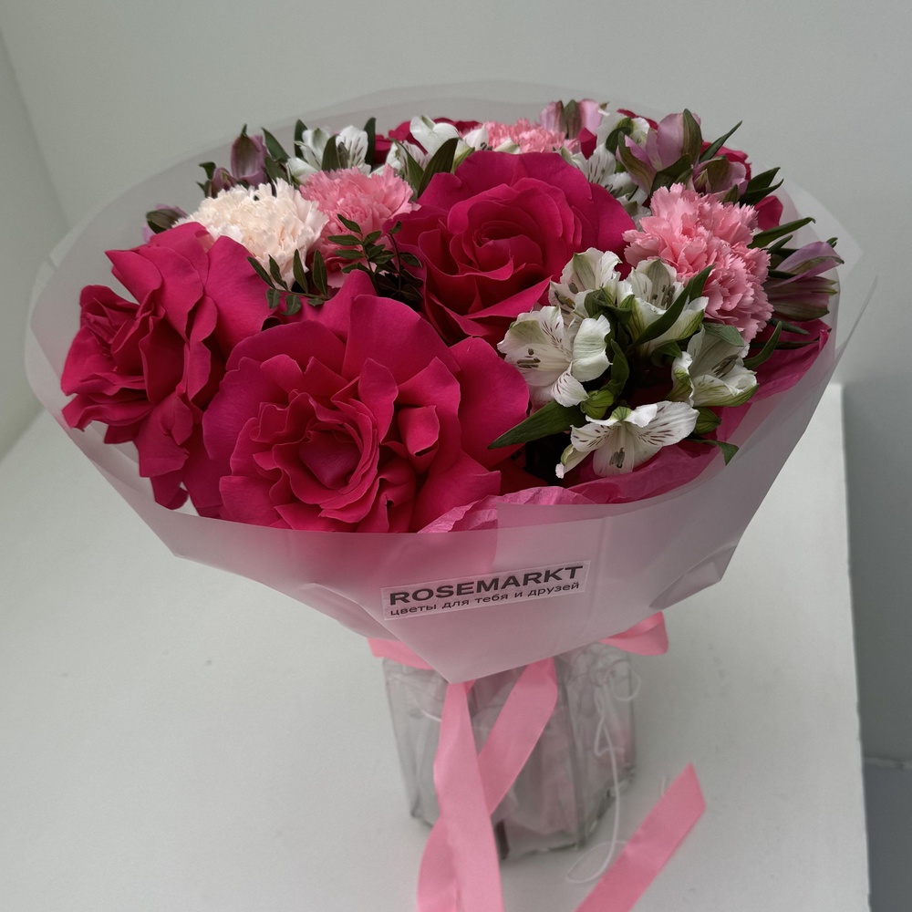 Букет «Малиновый пиджак» с доставкой в офис + аквабокс и коробка-переноска 