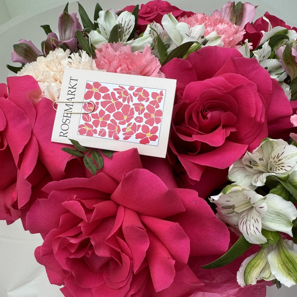 Букет «Малиновый пиджак» с доставкой в офис + аквабокс и коробка-переноска 