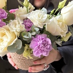 Сделано с любовью: букет в кашпо - розы, лизиантусы и лунная гвоздика  - Фотография 7