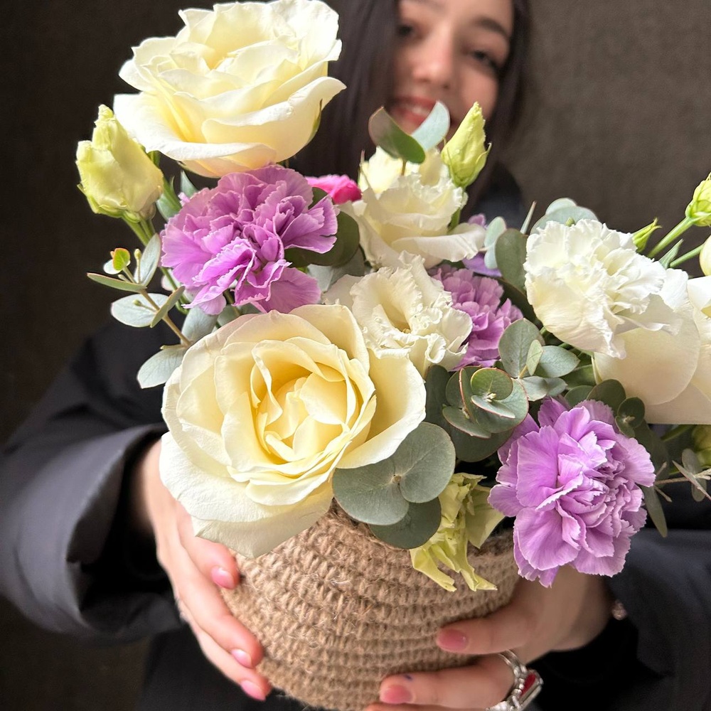 Сделано с любовью: букет в кашпо - розы, лизиантусы и лунная гвоздика 