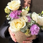 Сделано с любовью: букет в кашпо - розы, лизиантусы и лунная гвоздика  - Фотография 2