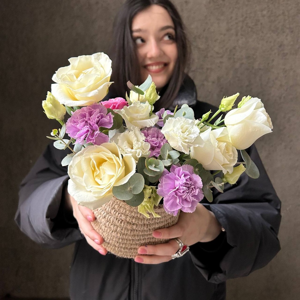 Сделано с любовью: букет в кашпо - розы, лизиантусы и лунная гвоздика 