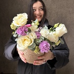 Сделано с любовью: букет в кашпо - розы, лизиантусы и лунная гвоздика  - Фотография 1