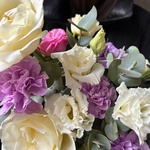 Сделано с любовью: букет в кашпо - розы, лизиантусы и лунная гвоздика  - Фотография 5