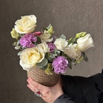 Сделано с любовью: букет в кашпо - розы, лизиантусы и лунная гвоздика  - Фотография 4