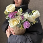 Сделано с любовью: букет в кашпо - розы, лизиантусы и лунная гвоздика  - Фотография 3