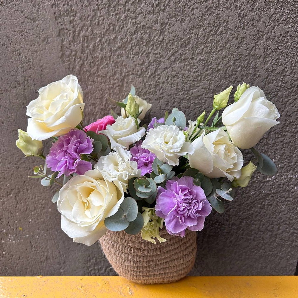 Сделано с любовью: букет в кашпо - розы, лизиантусы и лунная гвоздика 