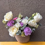 Сделано с любовью: букет в кашпо - розы, лизиантусы и лунная гвоздика  - Фотография 6