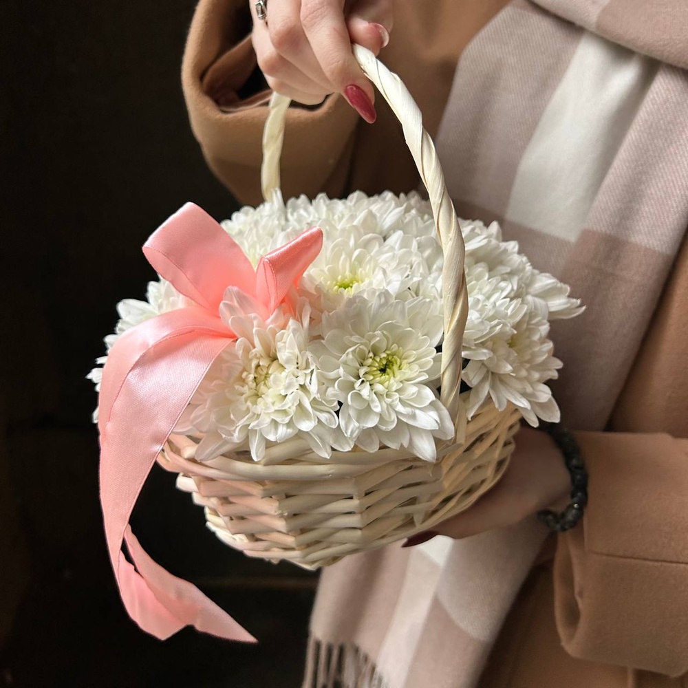 Для мамы: корзина с белоснежной хризантемой