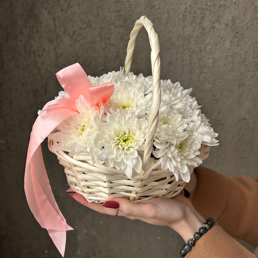Для мамы: корзина с белоснежной хризантемой