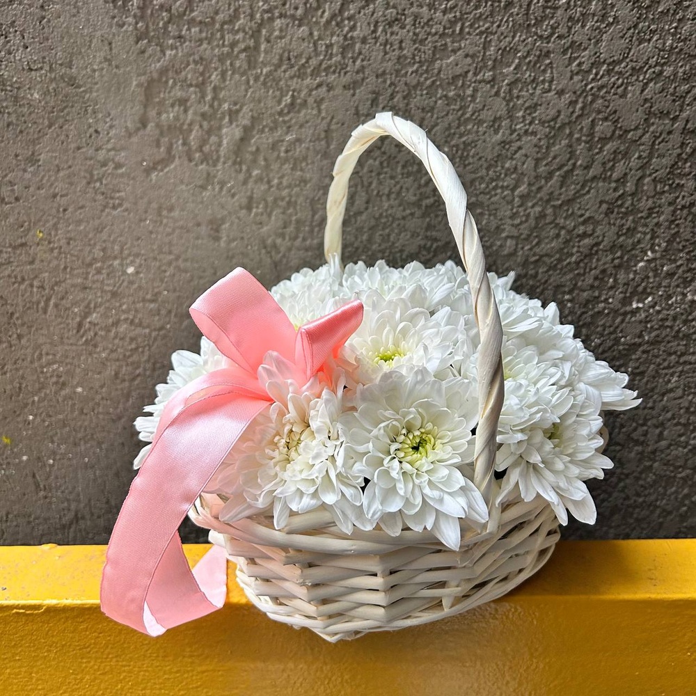 Для мамы: корзина с белоснежной хризантемой