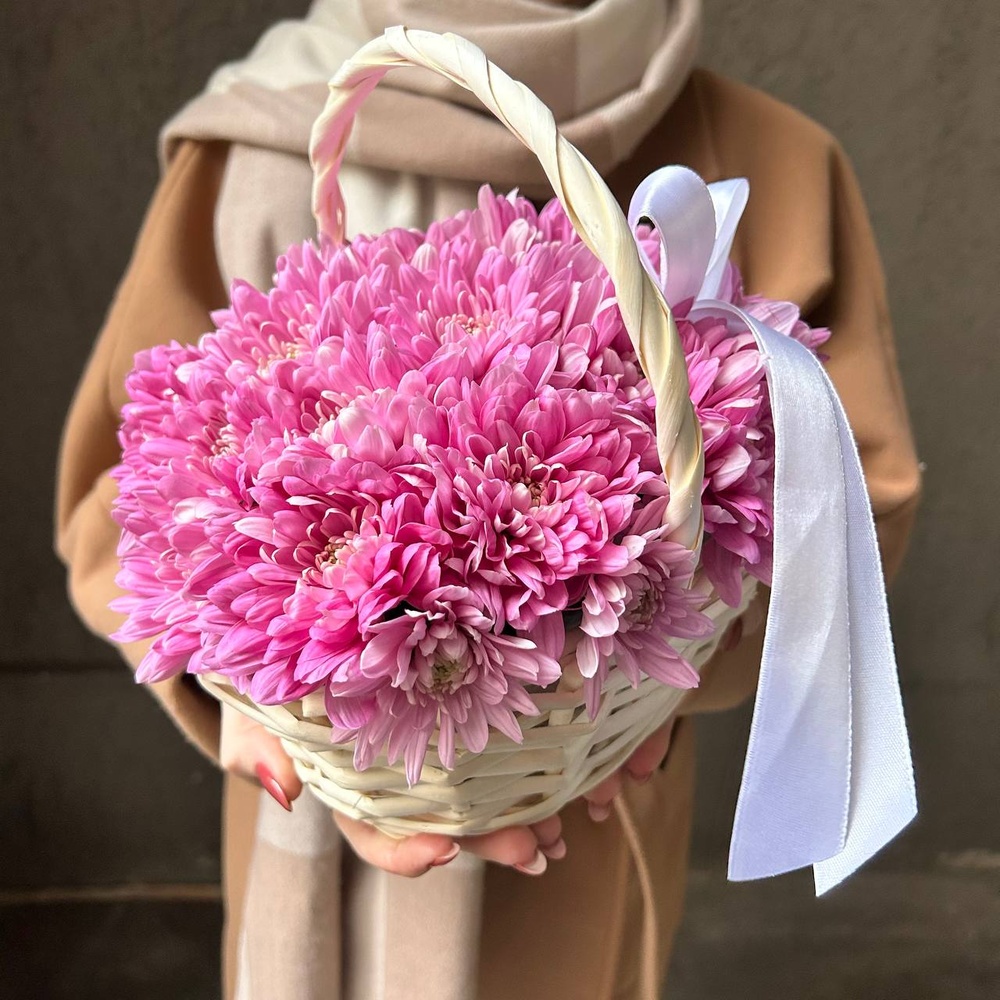 Для мамы: корзина с сиреневой хризантемой