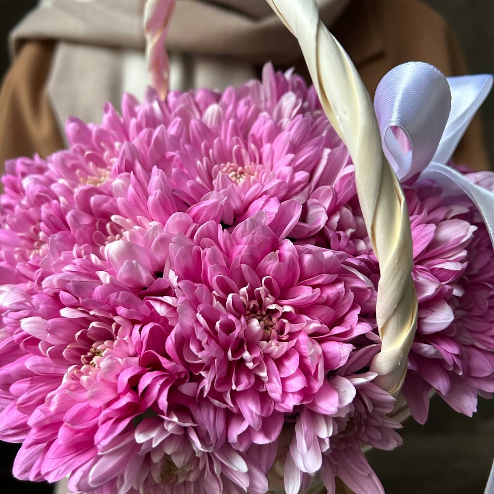 Для мамы: корзина с сиреневой хризантемой