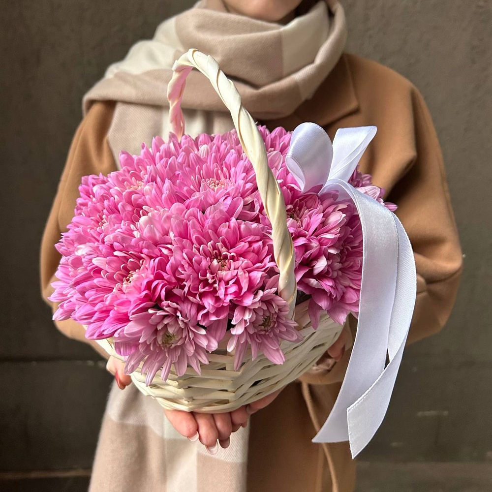 Для мамы: корзина с сиреневой хризантемой