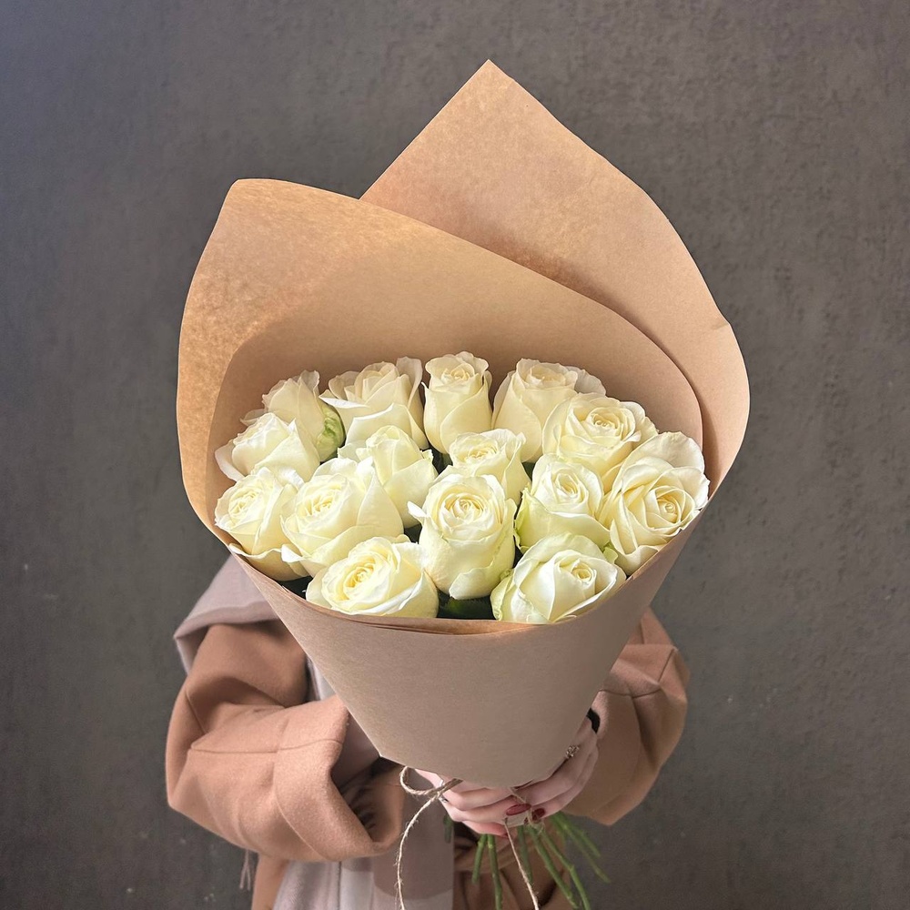 Свежих 15 белых роз в крафте
