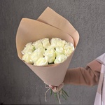 Свежих 15 белых роз в крафте - Фотография 4