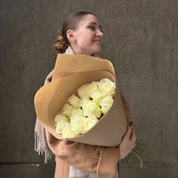 Букет «Свежих 15 белых роз в крафте» Букет «Свежих 15 белых роз в крафте»