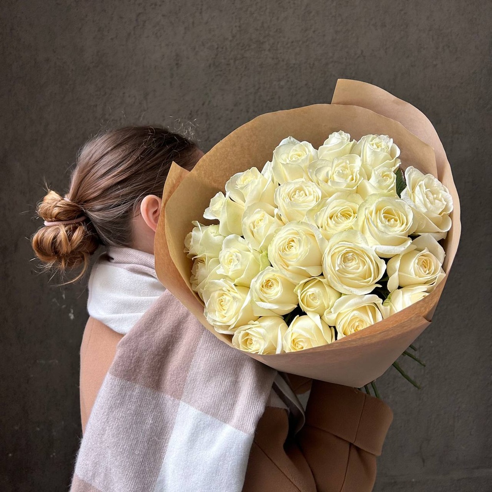 Свежих 25 белых роз в крафте