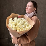 Свежих 25 белых роз в крафте - Фотография 4