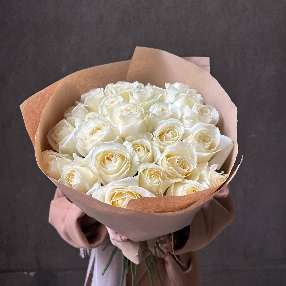 Свежих 25 белых роз в крафте