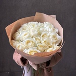 Свежих 25 белых роз в крафте - Фотография 6