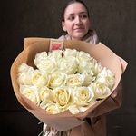 Свежих 25 белых роз в крафте - Фотография 1