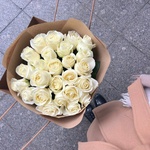 Свежих 25 белых роз в крафте - Фотография 8